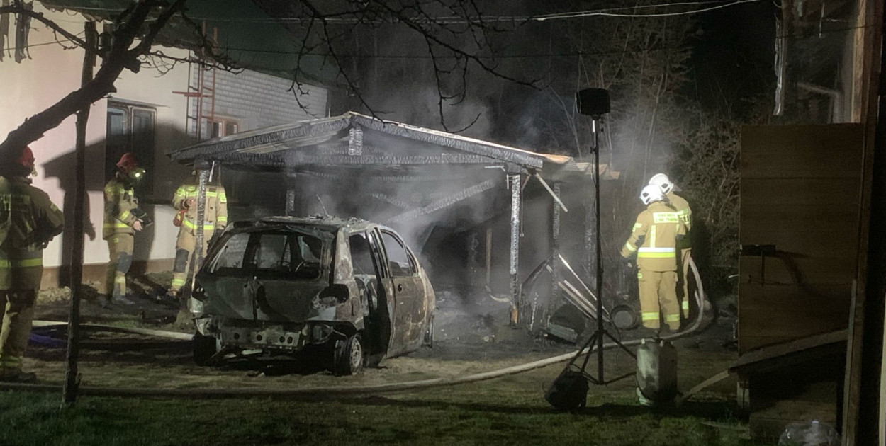 W sobotni wieczór wybuchł pożar auta w Nowej Dębie.