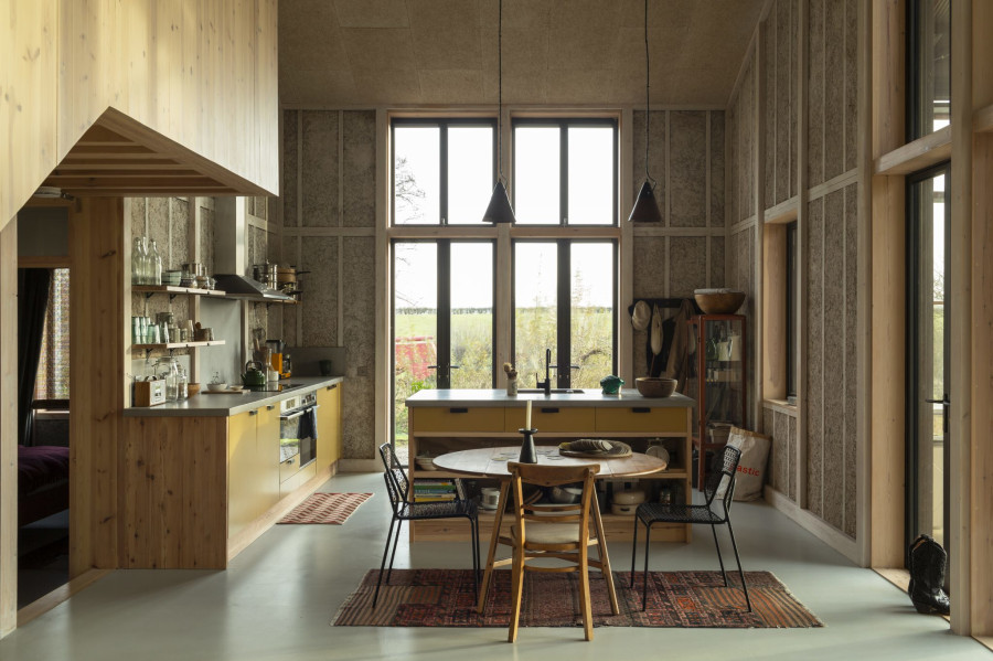 (Flat House, Margent Farm, Wielka Brytania – wnętrze domu z paneli drewniano-konopnych. Zdjęcie: Oskar Proctor/materiały prasowe Practice Architecture)
