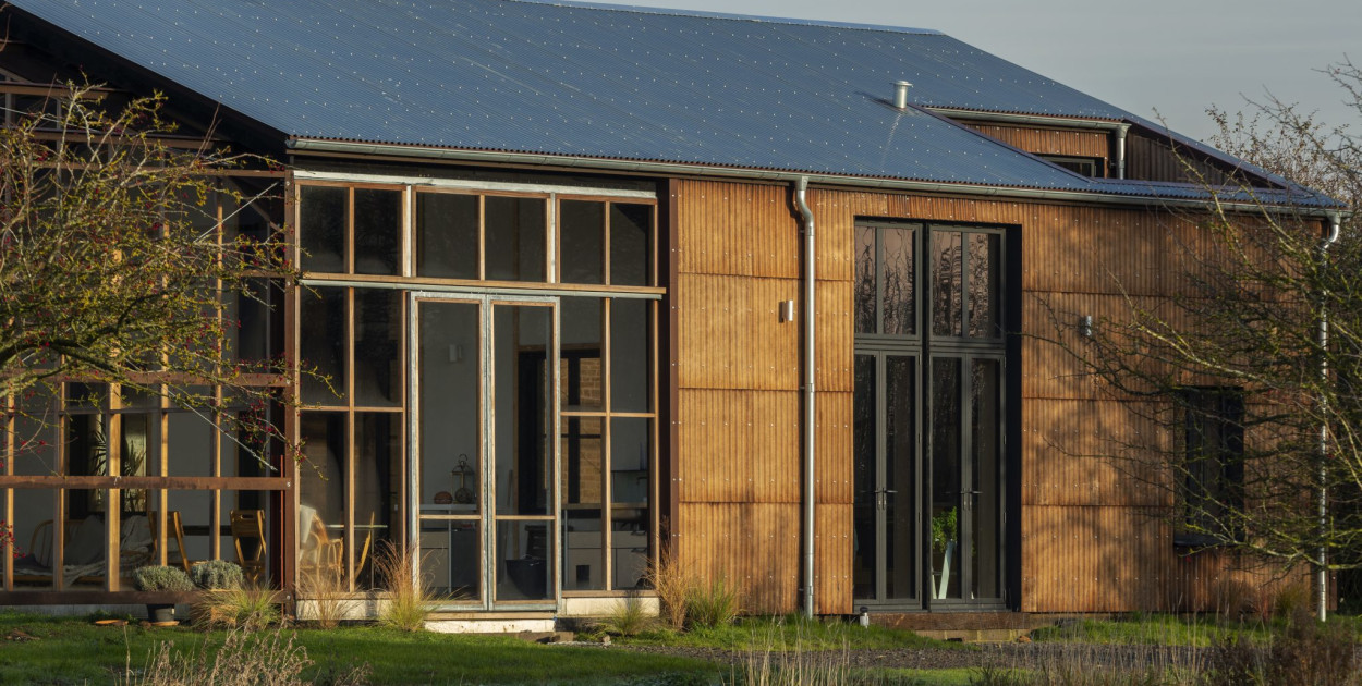 (Flat House, Margent Farm, Wielka Brytania – dom z paneli drewniano-konopnych. Zdjęcie: Oskar Proctor/materiały prasowe Practice Architecture)