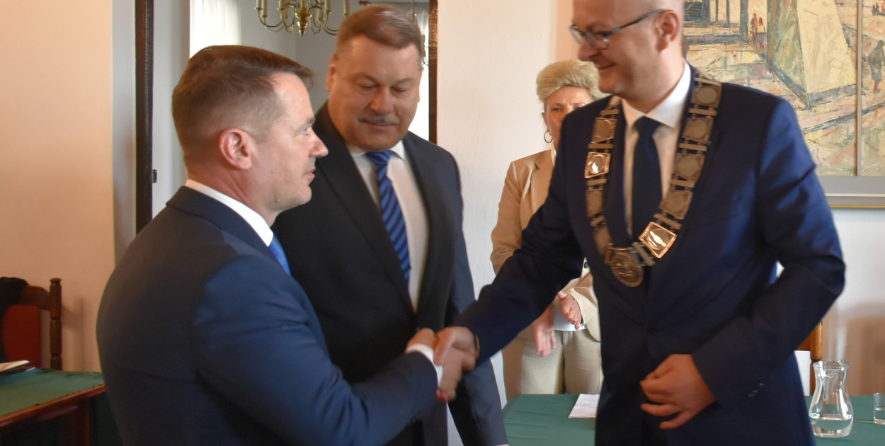Paweł Niedźwiedź odbiera gratulacje od wiceprzewodniczących rady – Pawła Żerebca i Wojciecha Czerwca.   