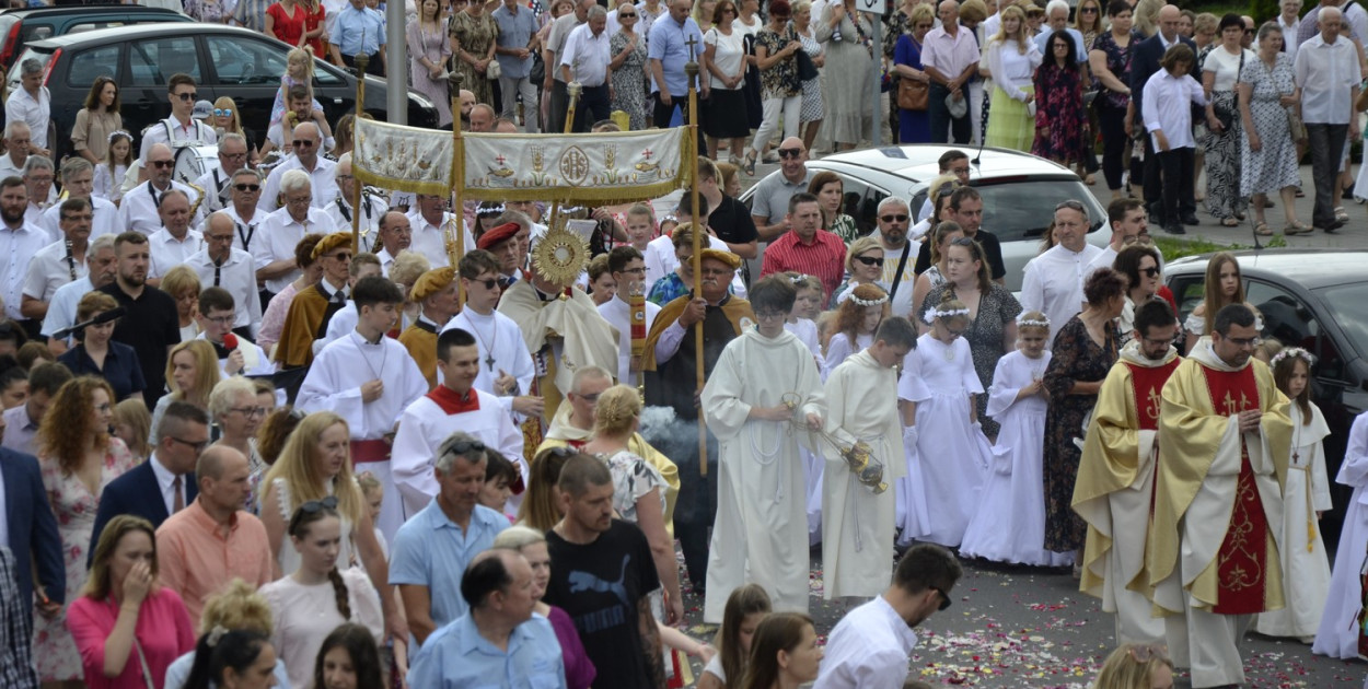 Procesja Bożego Ciała w Tarnobrzegu. Przemarsz z kościoła na Serbinowie do klasztoru oo. Dominikanów