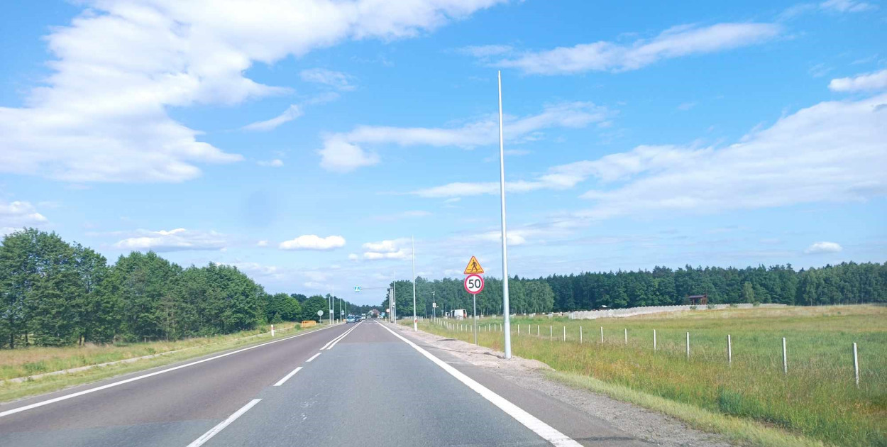 Przy drodze krajowej nr 9 pojawiły się nowe słupy. To dodatkowe oświetlenie przejść dla pieszych.