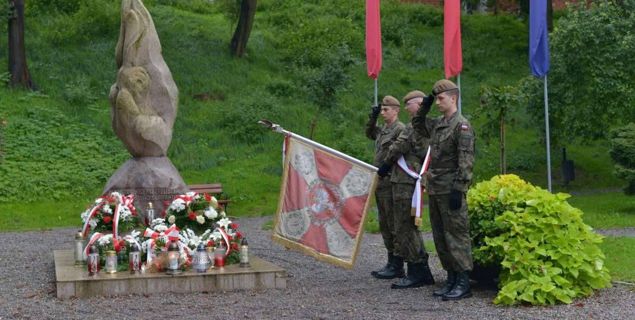 Uroczystość przed Pomnikiem "Płomień Nadziei" w Sandomierzu  