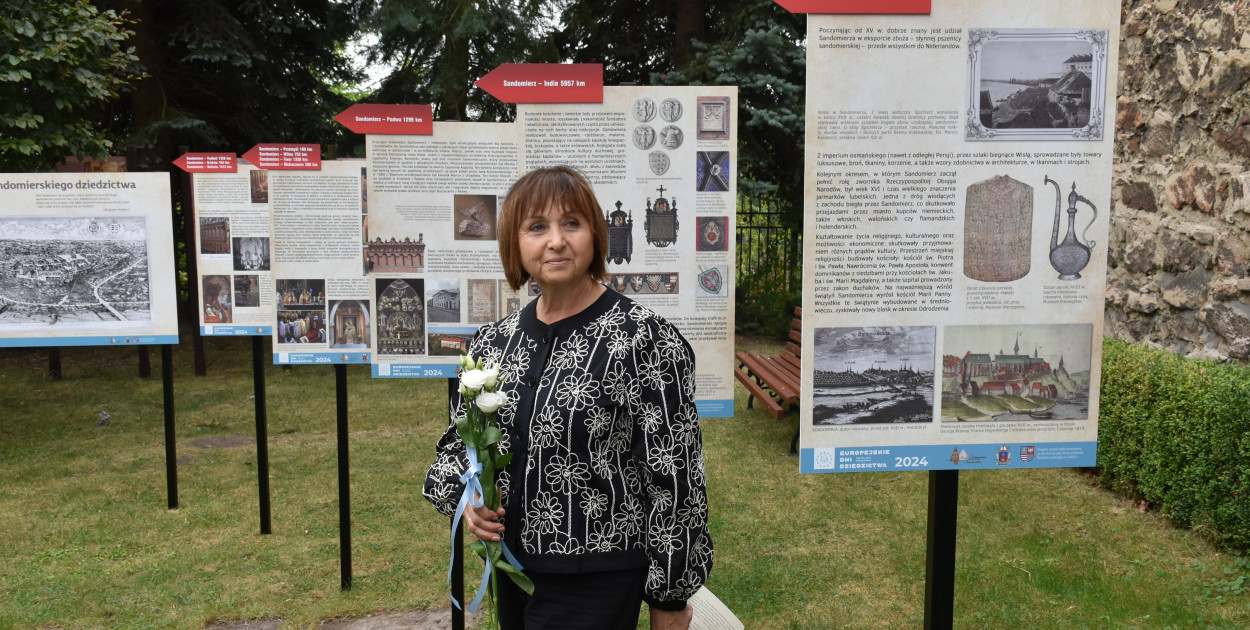 Wystawa w ogrodzie Domu Długosza; na zdjęciu: dr Urszula Stępień    