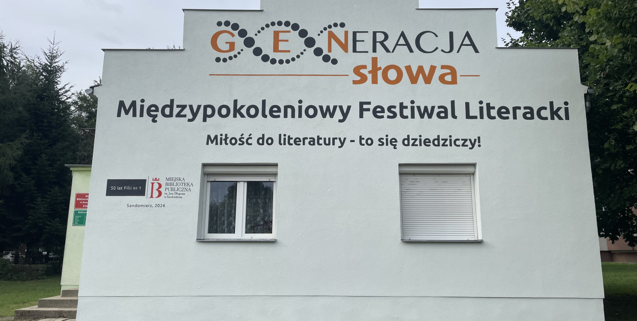 Tak wygląda teraz ściana osiedlowej biblioteki. 