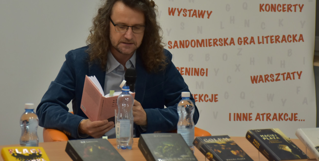 Maciej Płaza w czasie festiwalowego spotkania w Miejskiej Bibliotece Publicznej w Sandomierzu   