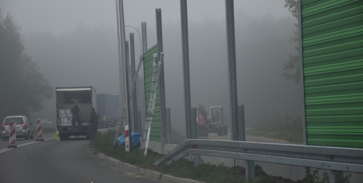 Montaż ekranów dźwiękochłonnych na obwodnicy Tarnobrzega.