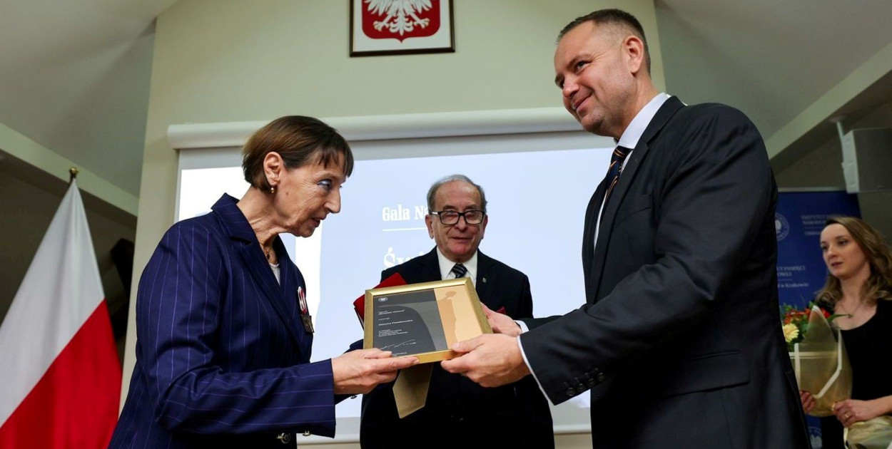 Dr Danuta Paszkowska odbiera medal 