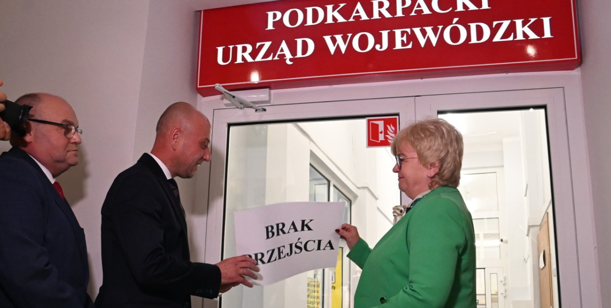 W uroczystym oddaniu do użytku wyremontowanej siedziby starostwa i symbolicznym ponownym otwarciu drzwi pomiędzy starostwem i delegaturą PUW uczestniczyła wojewoda podkarpacki Teresa Kubas-Hul