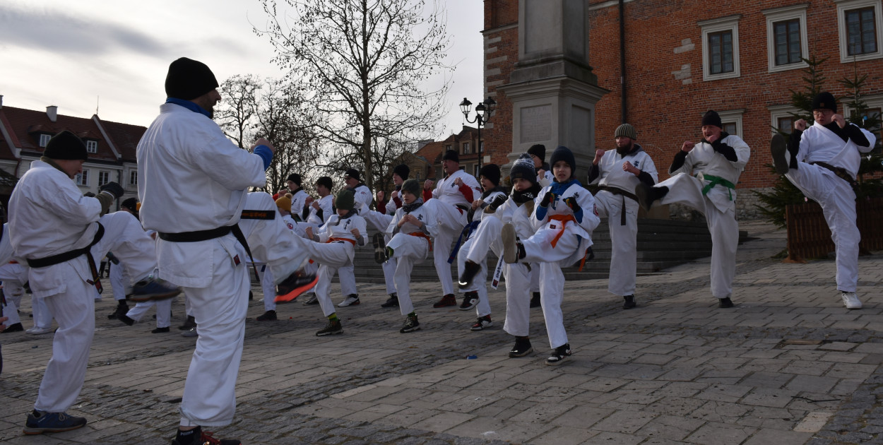 Noworoczny trening karate na sandomierskiej starówce  