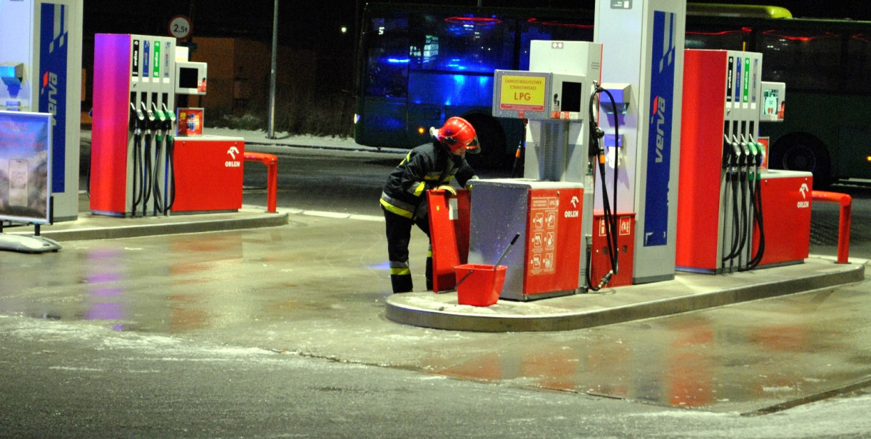 Samochód wjechał w dystrybutor LPG na stacji paliw w Tarnobrzegu.