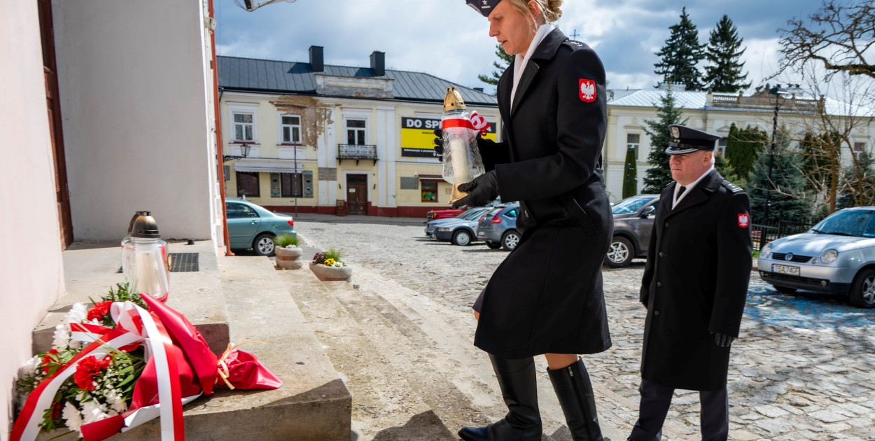 Złożenie kwiatów i zniczy pod tablicą poświęconą Piotrowi Nurowskiemu    