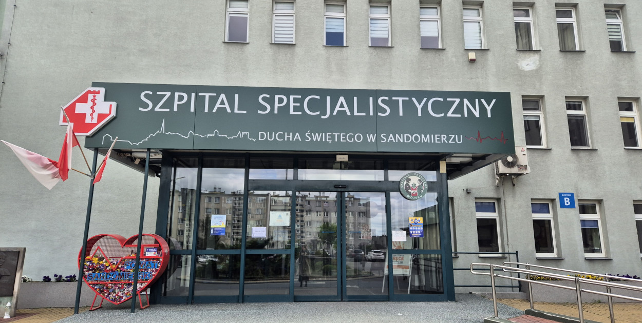 Wejście do głównego budynku sandomierskiego szpitala     