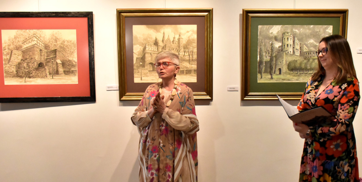 Teodora Pawełko Kwiatkowska i Agnieszka Hała w czasie wernisaż wystawy "Renesans Man z Opatowa"    