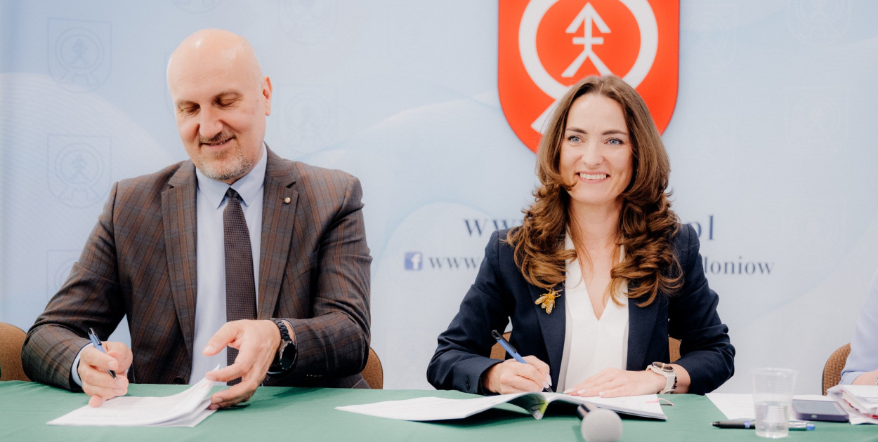 Umowę dotyczącą dofinansowania inwestycji podpisali wójt Martyna Pawłowska i wicemarszałek Grzegorz Socha     