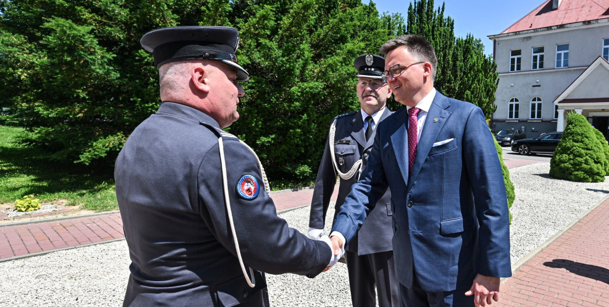 Marszałek Szymon Hołownia w jednostce wojskowej w Sandomierzu   