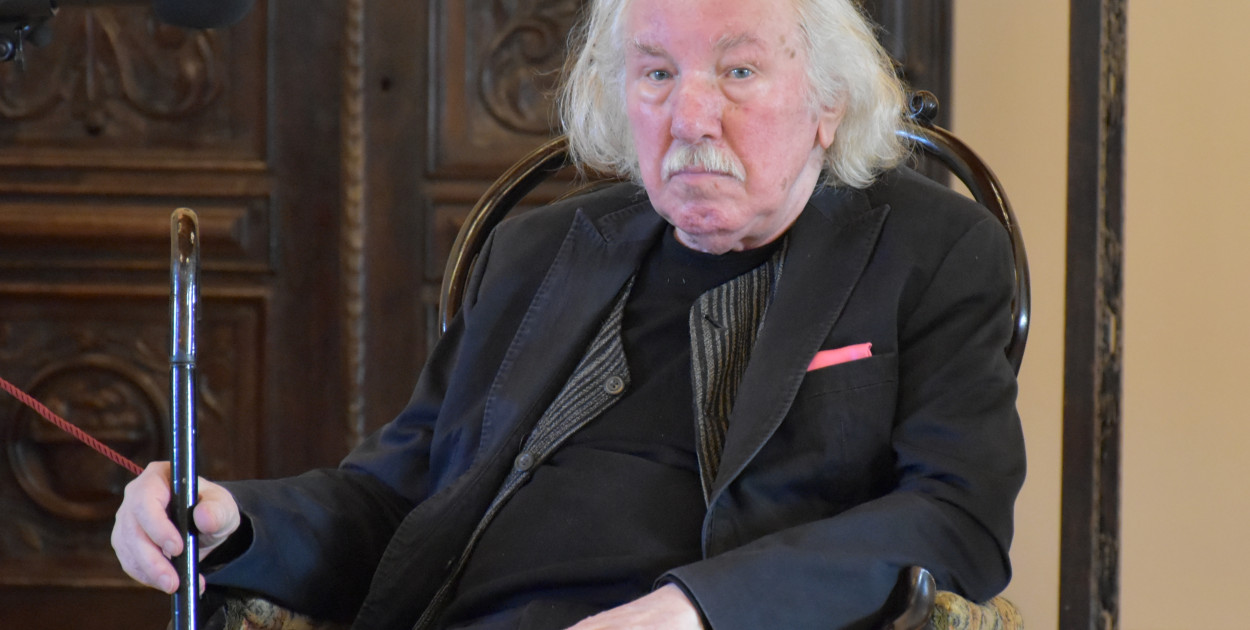 Zbigniew Warpechowski w czasie werinsażu w Zamku Królewskim  