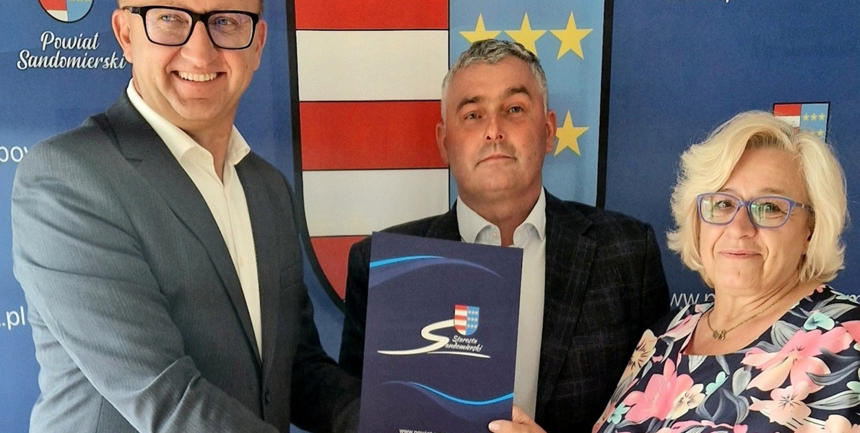 Tomasz Pietruszka ze starostą Marcinem Piwnikiem i wicestarostą Grażyną Szklarską  