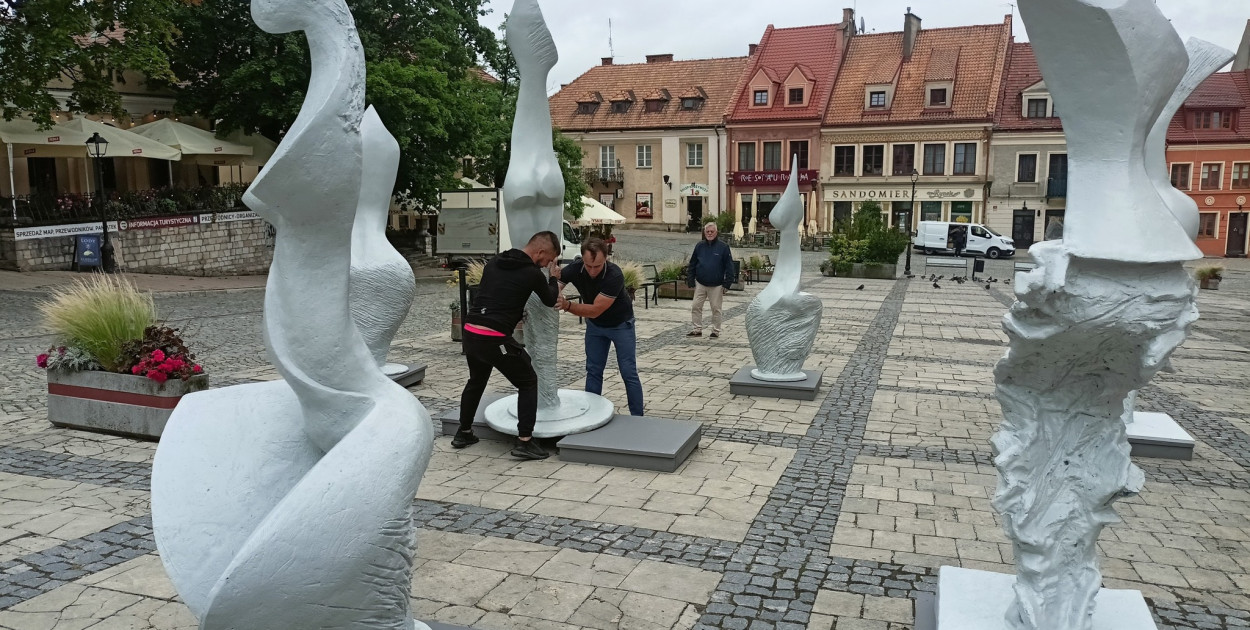 Za sprawą wystawy część Rynku zmieni się w galerię sztuki (fot. Stowarzyszenie Miłośników Sztuk Pięknych)  
