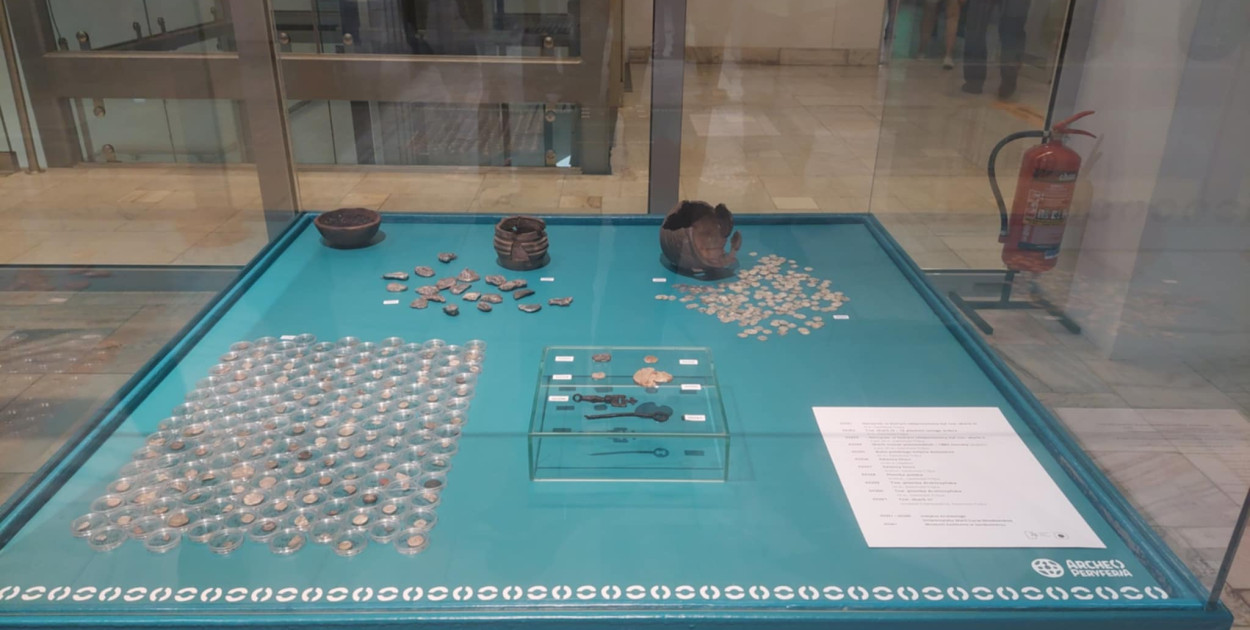 Fragment wystawy prezentujący zabytki z Zawichostu-Trójcy (fot.  Stowarzyszenie Mieszkańców Gminy Annopol 