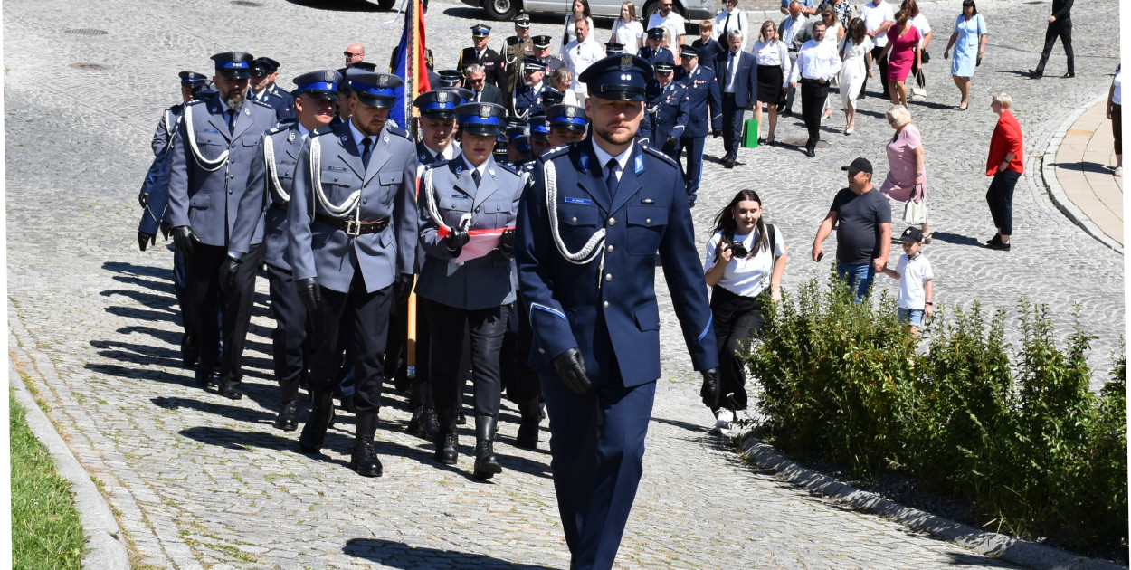 Sandomierskie obchody Święta Policji – przemarsz z katedry do Zamku Królewskiego    