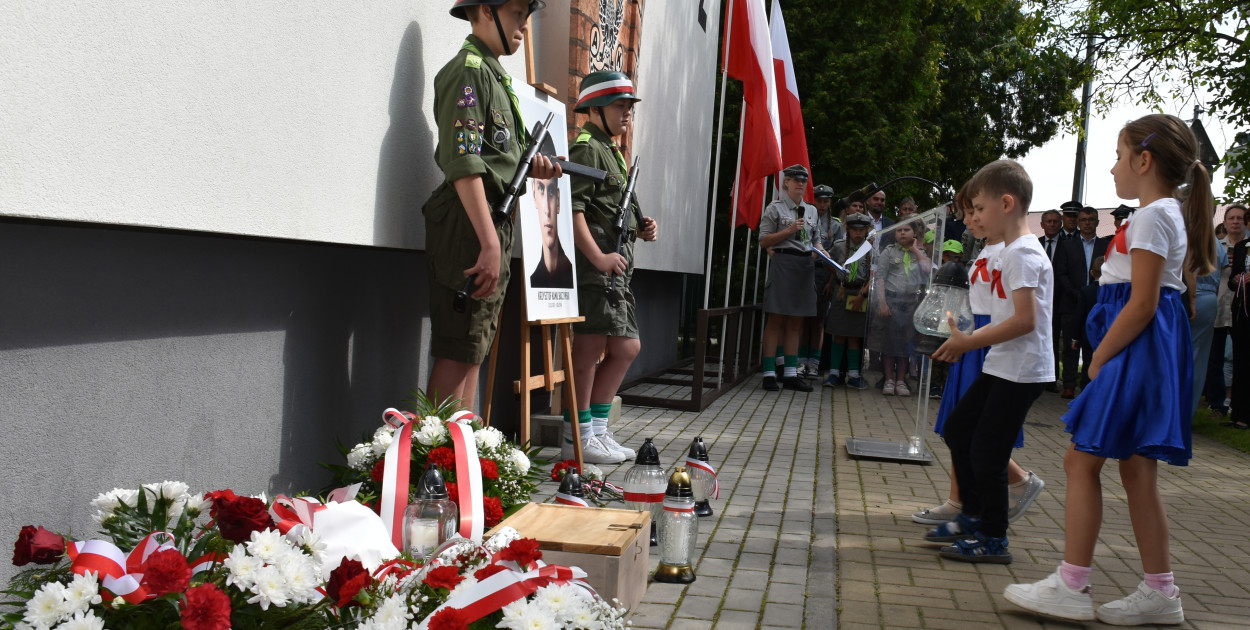 Uroczystość przy ulicy Krzysztofa Kamila Baczyńskiego w Sandomierzu   