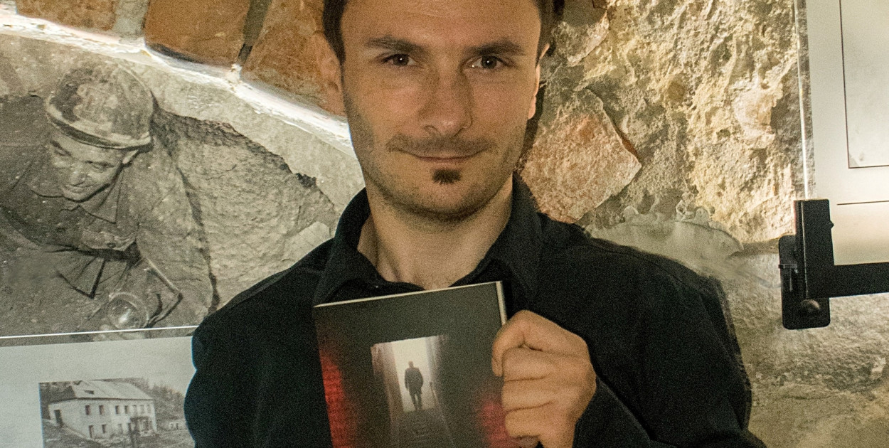 Krzysztof Rędzio ze swoją debiutancką książką (fot. Facebook)    