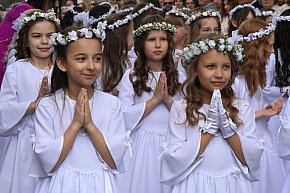 Pierwsza Komunia Święta na osiedlu Serbinów 2025-9380