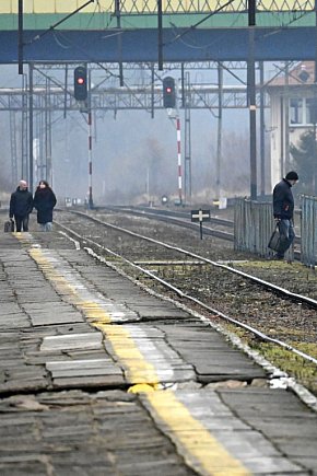 Nastolatek wpadł pod pociąg w Tarnobrzegu-9399