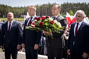 Karol Nawrocki pod pomnikiem Rzezi Wołyńskiej w Domostawie.-9554