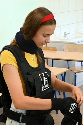 W Tarnobrzegu uczniowie testują Symulator Starości-9664