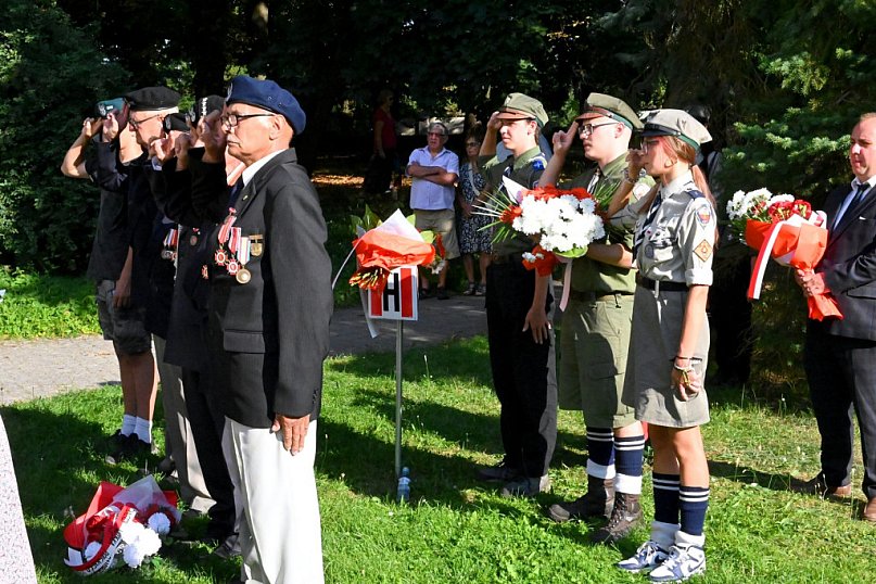 Uroczystośc pod tablicą Ochotników Dzikowskich z 1920 roku