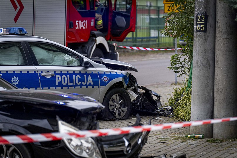 Radiowóz zderzył się w osobówką