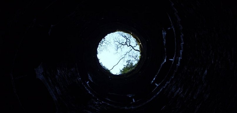 Podkarpacie. 28-latek w Mielcu wszedł do studni i zadzwonił po służby ratownicze. 