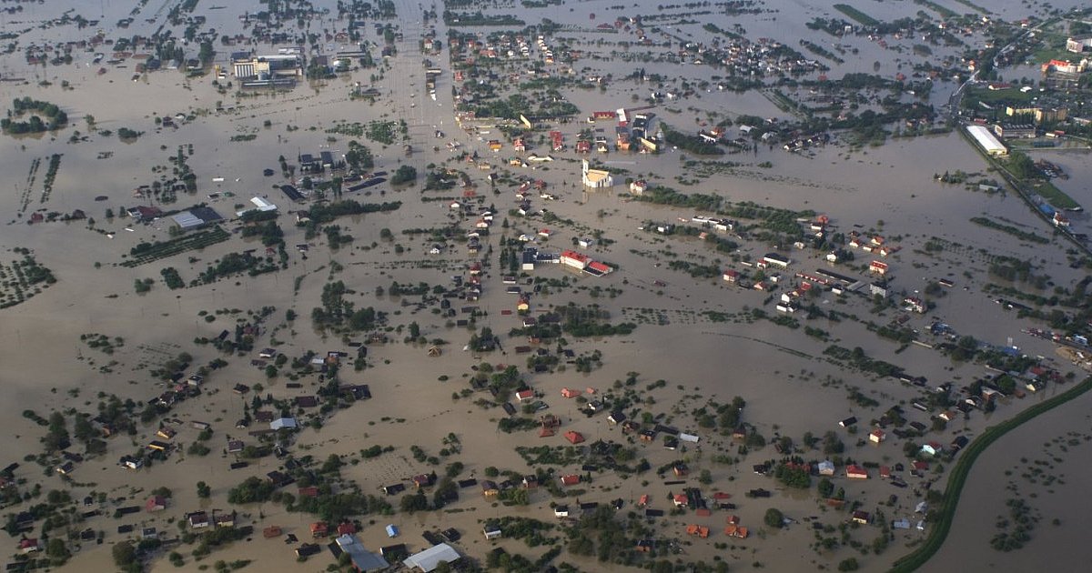 15 lat od powodzi. Zobacz zdjęcia z Sandomierza [FOTO]