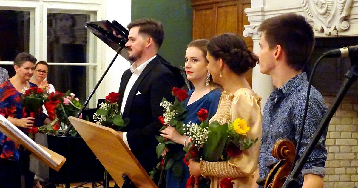 "Perły Podkarpacia" zagrały w tarnobrzeskim zamku. Widzowie chcący uczestniczyć w koncercie nie pomieścili się w sali [FOTO]