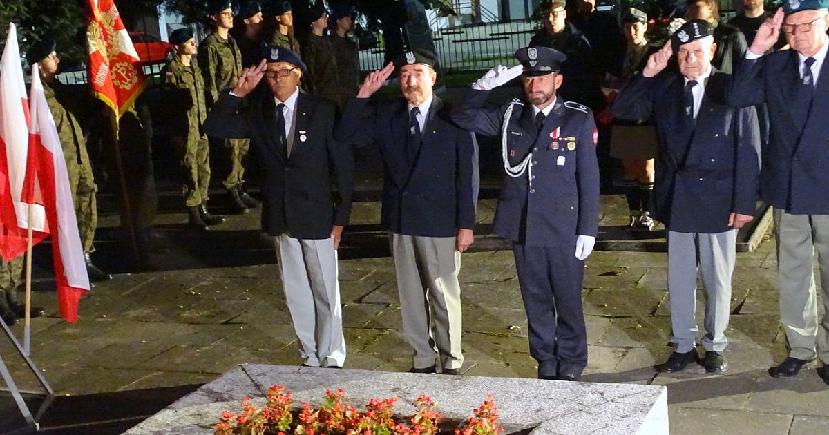 Tarnobrzeżanie oddali hołd ofiarom II wojny światowej o tej samej godzinie, o której 84 lata temu Niemcy napadły na Polskę [FOTO]