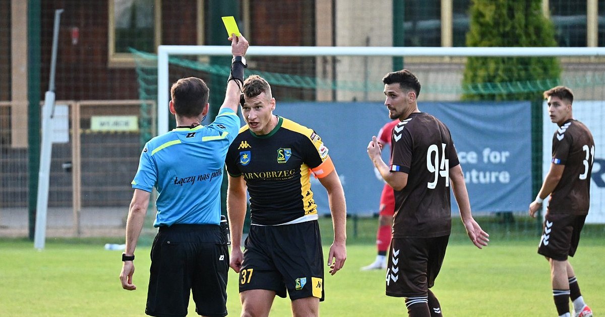 Bez bramek w meczu Siarki z Garbarnią. Kibice zszokowani decyzjami głównego arbitra [ZDJĘCIA]