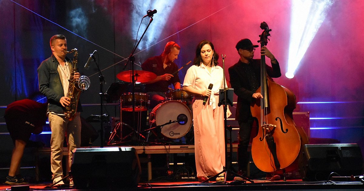 Burze i ulewa nie przeszkodziły Festiwalowi Muzyki, Tańca i Teatru w Tarnobrzegu. Nie wystraszyły też widowni [FOTO]