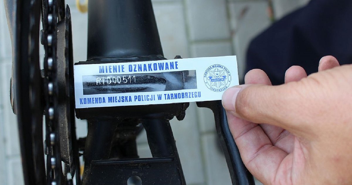 Tarnobrzescy policjanci zachęcają do oznaczenia swojego roweru