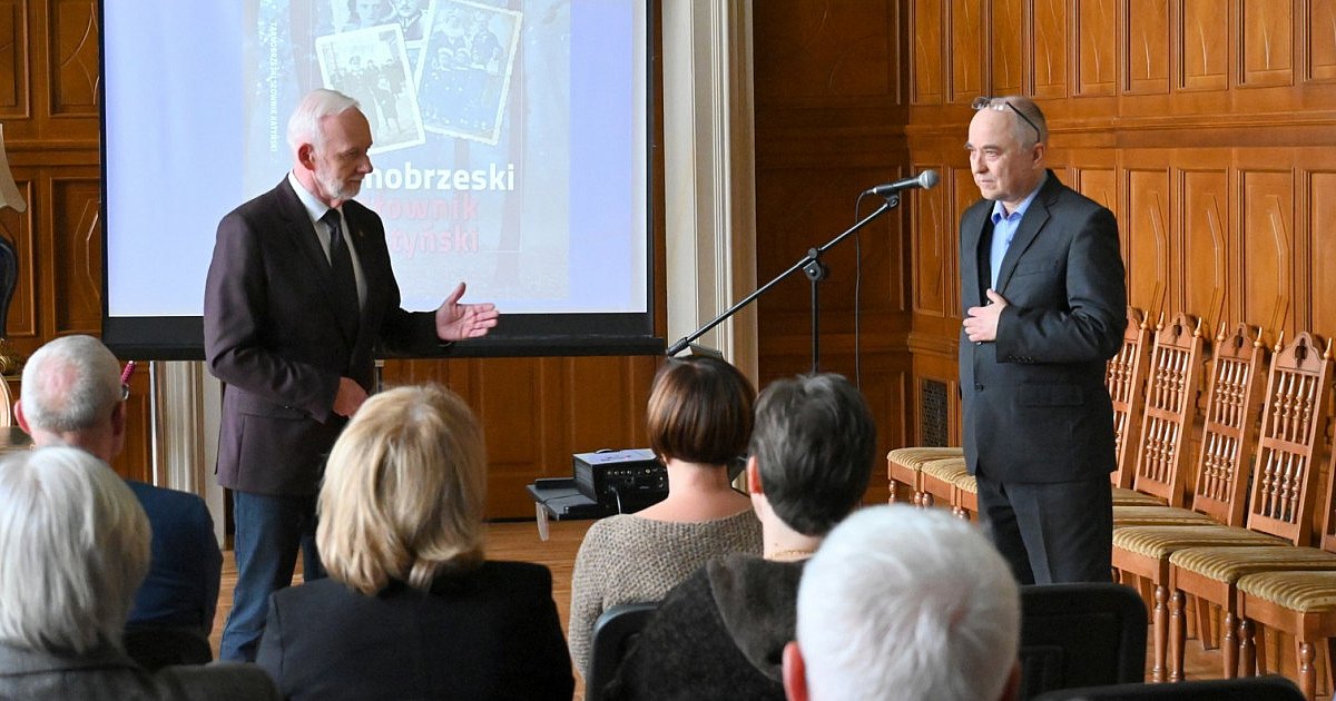 Tarnobrzeg pamięta o ofiarach zbrodni katyńskiej. W Zamku Tarnowskich zaprezentowano "Tarnobrzeski Słownik Katyński" [ZDJĘCIA]