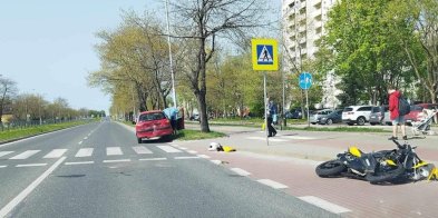 Zderzenie trzech aut, motocyklista wjechał w osobówkę – wypadki na drogach-210755