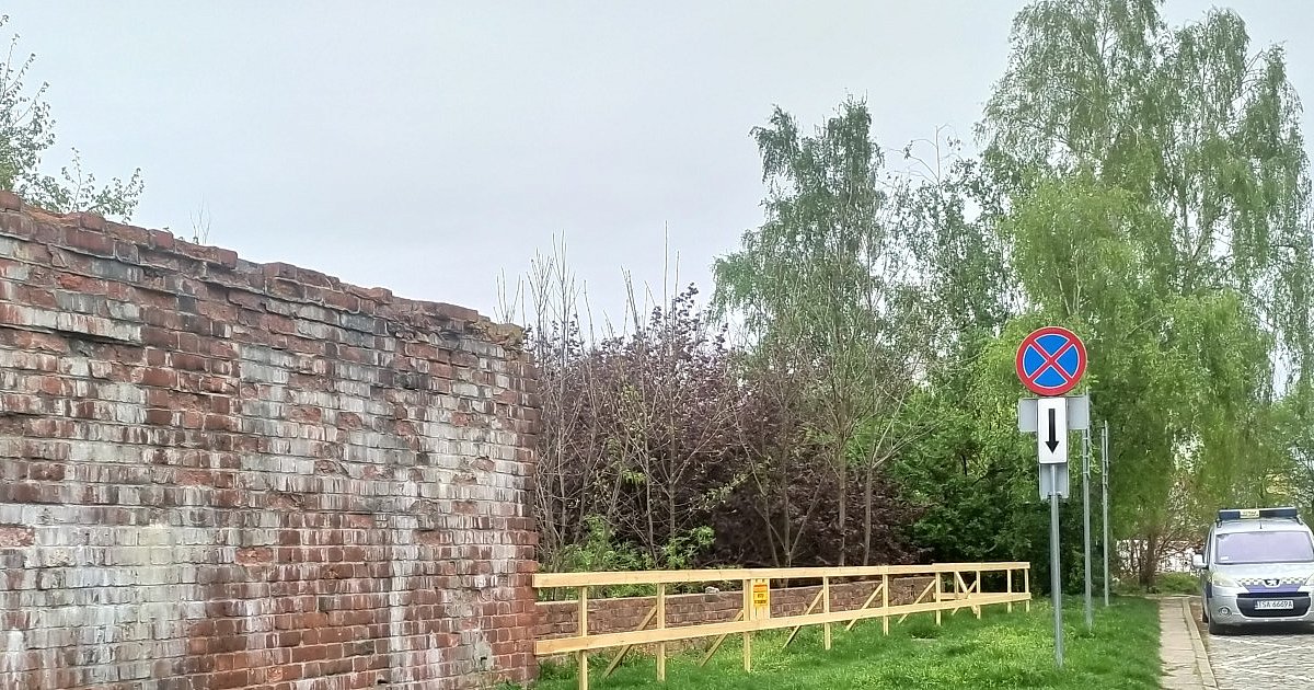 Historyczny mur w Sandomierzu grozi zawaleniem. Został doraźnie zabezpieczony