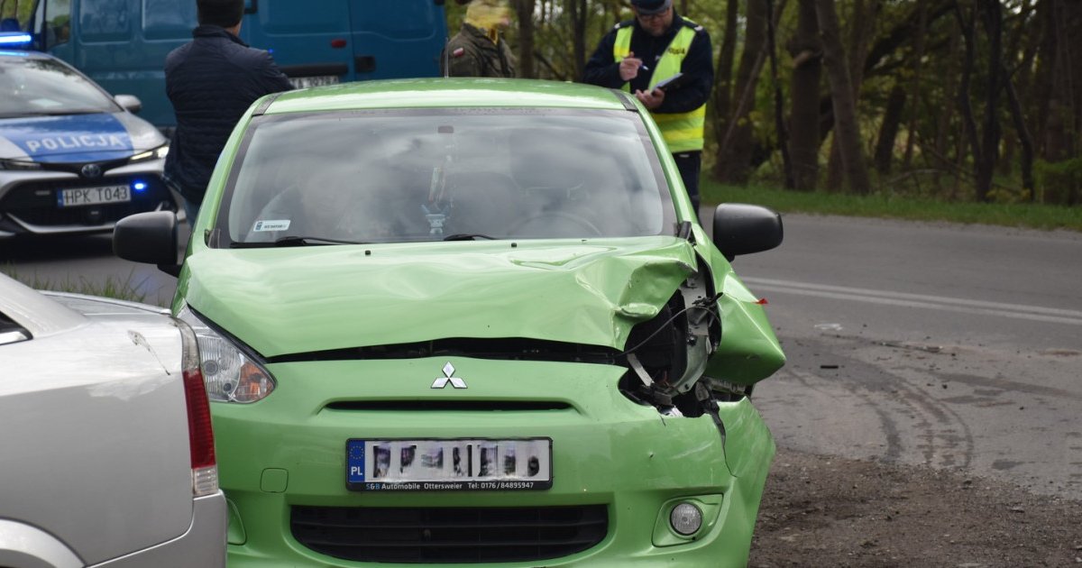Zderzenie czterech aut na drodze Tarnobrzeg - Chmielów. Trzy osoby w szpitalu [ZDJĘCIA]