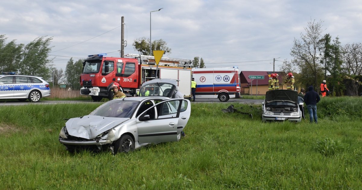 Wypadek w Grębowie - zderzyły się dwa samochody osobowe. Do szpitala trafiły dwie osoby, w tym 2-letnie dziecko [ZDJĘCIA]