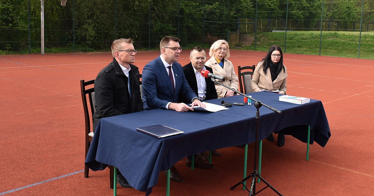 Nowoczesna hala dla podstawówki olimpijczyków.  Umowa na wykonanie inwestycji przy sandomierskiej "jedynce" podpisana [FOTO]