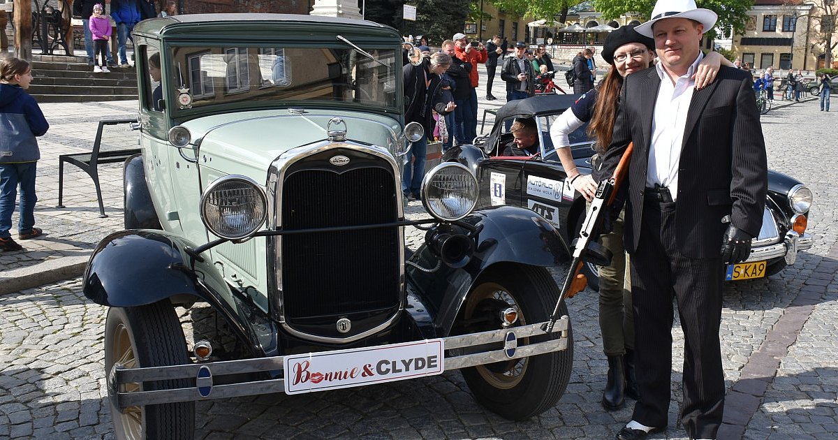Motoryzacyjne perełki w stylu retro w Sandomierzu. Można było zobaczyć najpiękniejsze zabytkowe auta z całej Polski [FOTO]