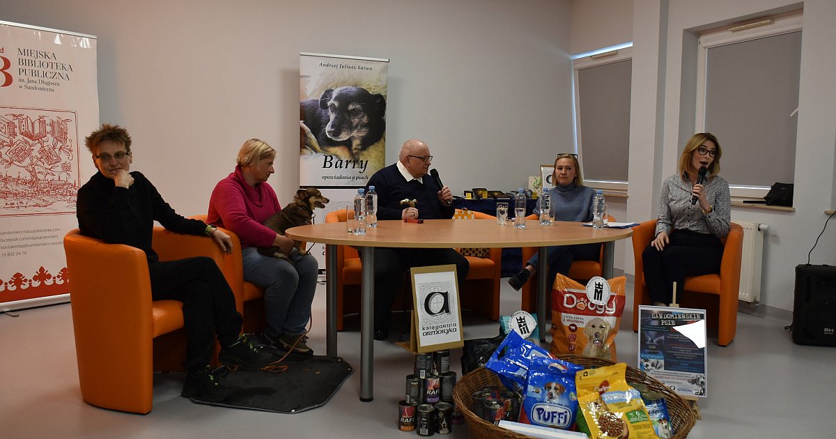 O literaturze i zwierzętach. Niezwykłe spotkanie w sandomierskiej bibliotece. Jednym z gości była podopieczna schroniska