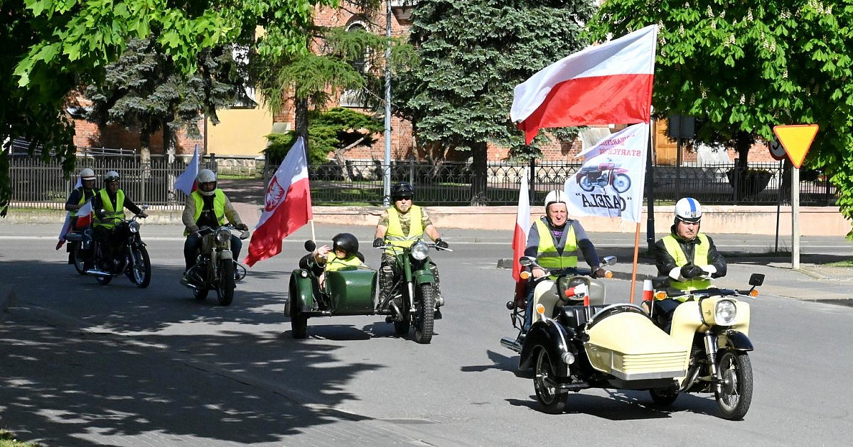 W Grębowie motocykliści w niecodzienny sposób uczcili Dzień Flagi [ZDJĘCIA]