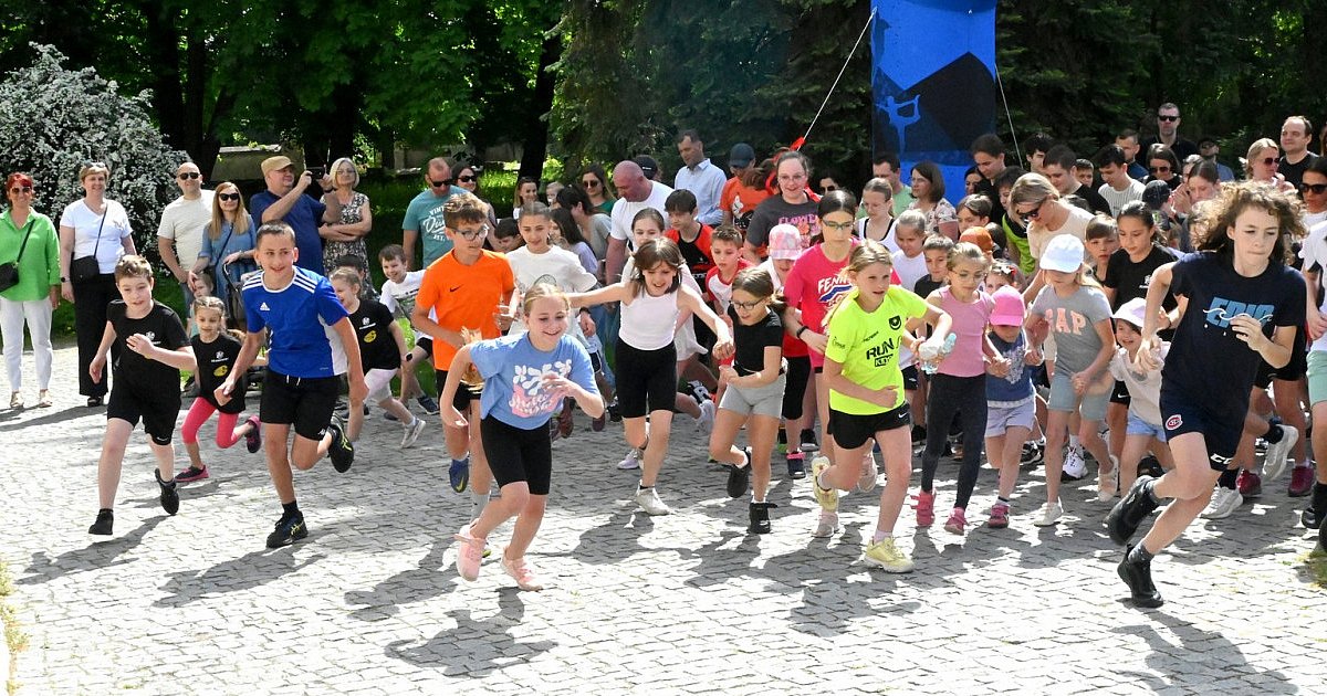 Radosne świętowanie rocznicy uchwalenia Konstytucji 3 Maja w Tarnobrzegu. Blisko 200 osób przebiegło dystans 1791 metrów [FOTO]